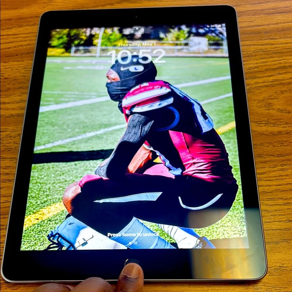 Apple iPad Black Tablet with Sports Display